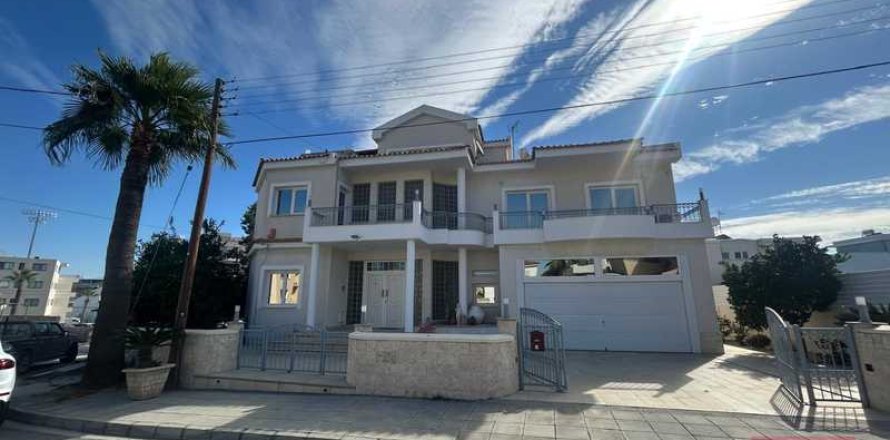 5 bedrooms Villa in Larnaca, Cyprus No. 79648