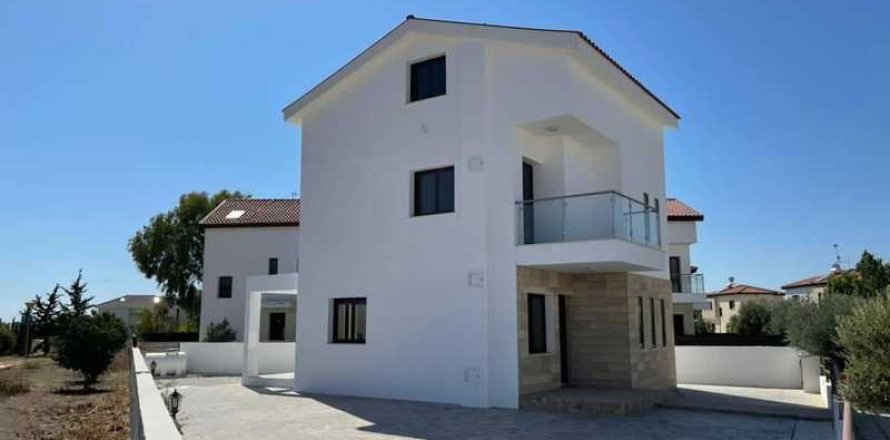 3 bedrooms House in Oroklini, Cyprus No. 82707