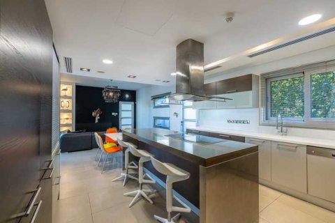 6 bedrooms Villa in Limassol, Cyprus No. 101662 10