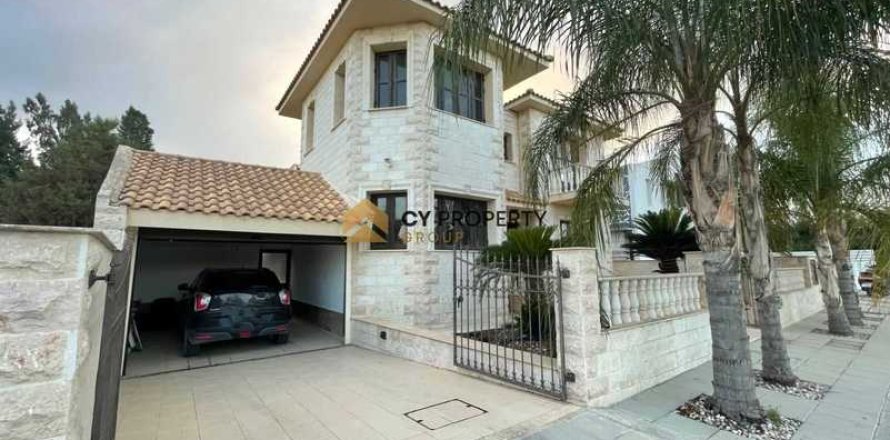 5 bedrooms House in Aradippou, Cyprus No. 31461