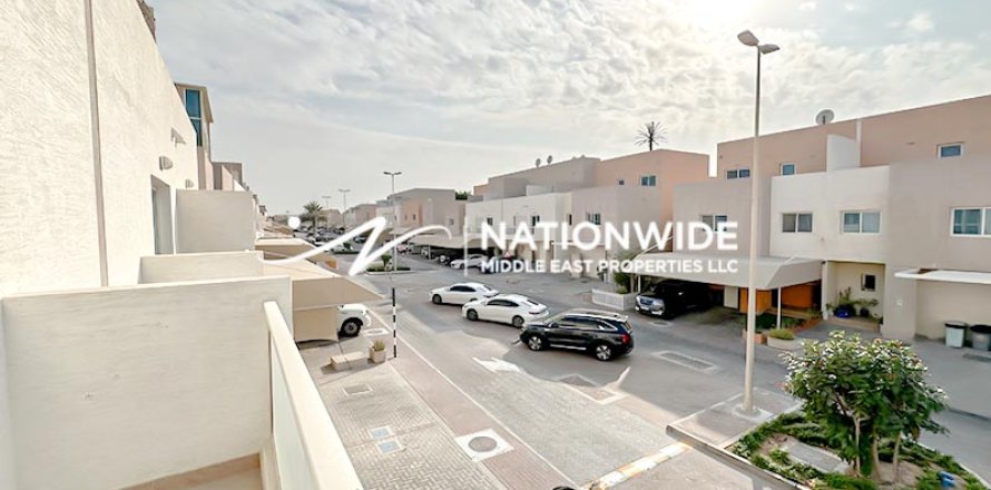 Вилла с 3 спальнями в Абу-Даби, ОАЭ №92843