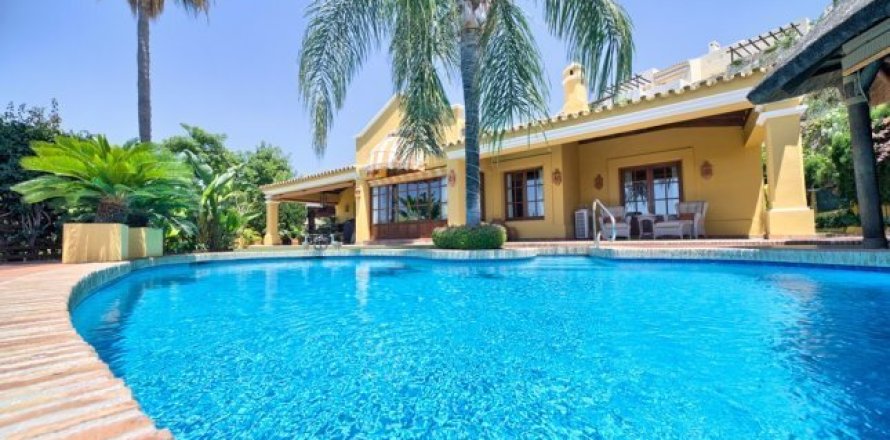 4 bedrooms House in Benahavis, Spain No. 25481