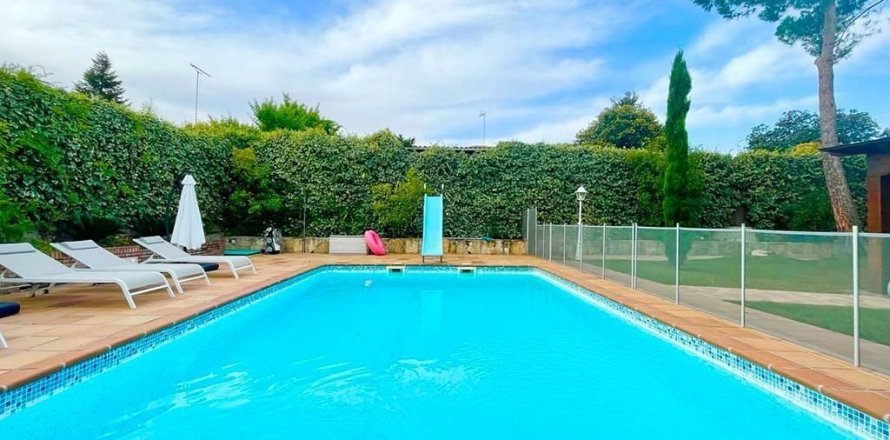 Вилла с 5 спальнями в Мадрид, Испания №26356