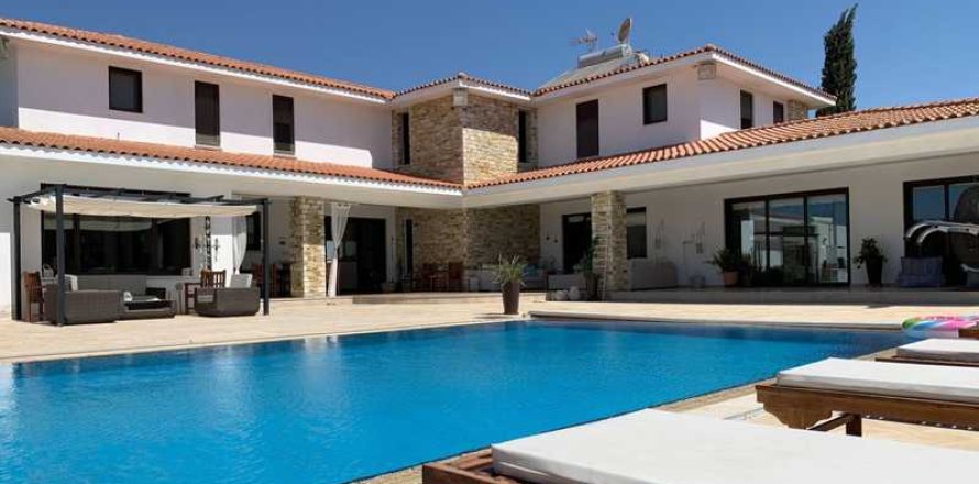 6 dormitorios Villa en Dromolaxia, Cyprus No. 83275