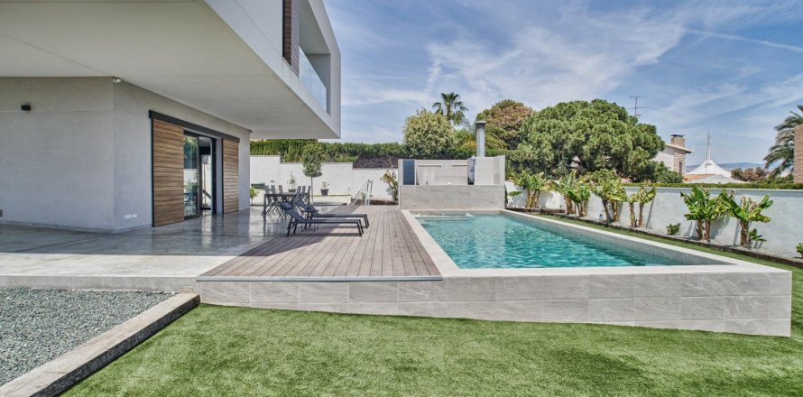 5 bedrooms Villa in Alicante, Spain No. 126880