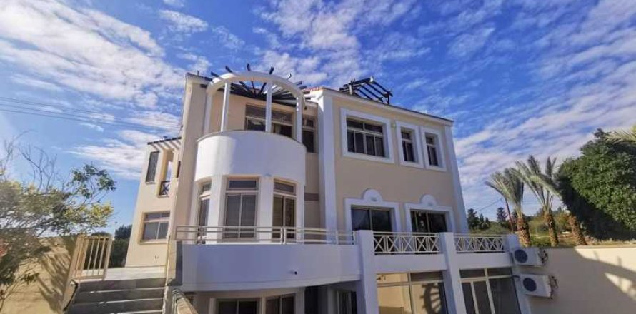 Дом с 4 спальнями в Лация, Кипр №101753