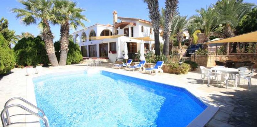 4 bedrooms Villa in Tala, Cyprus No. 84388