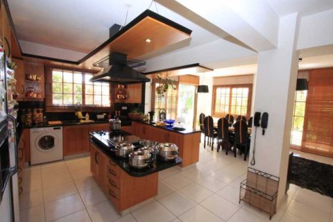 4 bedrooms Villa in Tala, Cyprus No. 84388 3