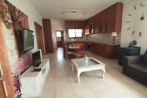 4 bedrooms House in Kolossi, Cyprus No. 80643 7