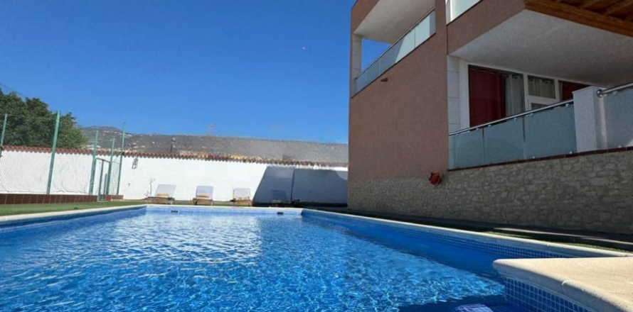 4 dormitorios Villa en Playa Paraiso, Spain No. 128232