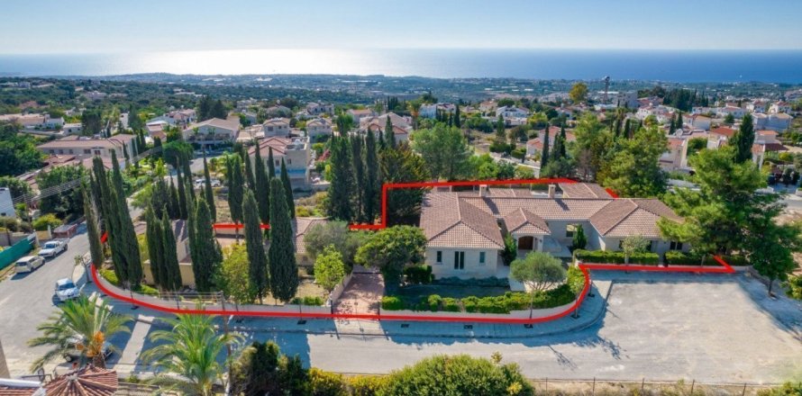 4 bedrooms House in Tala, Cyprus No. 37370