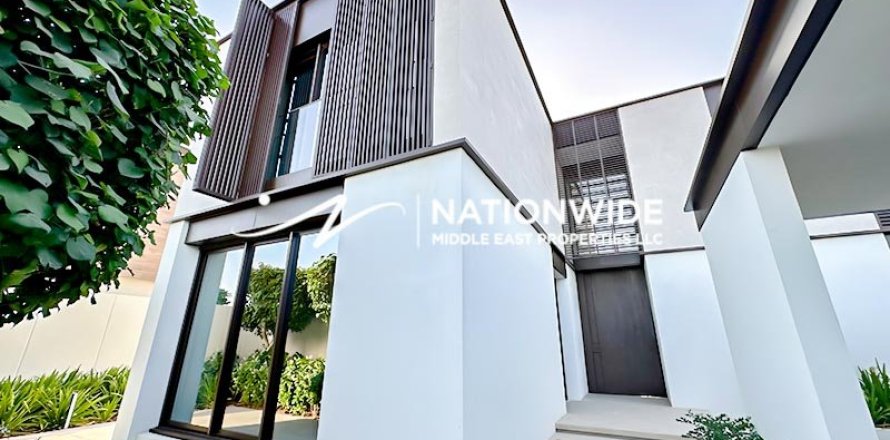 5 bedrooms Villa in Abu Dhabi, UAE No. 90937