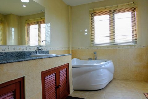 4 bedrooms House in Chiang Mai, Thailand No. 97775 2