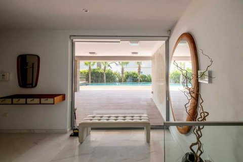 4 bedrooms Villa in Agios Tychonas, Cyprus No. 83234 13