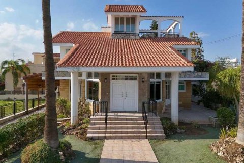 4 bedrooms House in Strovolos, Cyprus No. 71026 2