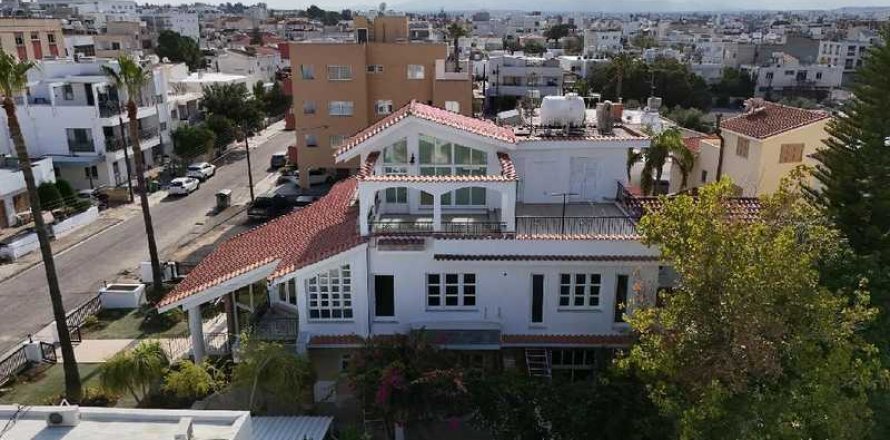 4 bedrooms House in Strovolos, Cyprus No. 71026