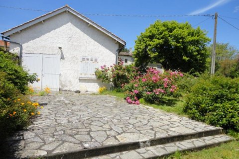 2 bedrooms House in Saint-Christoly-de-Blaye, France No. 69446 8