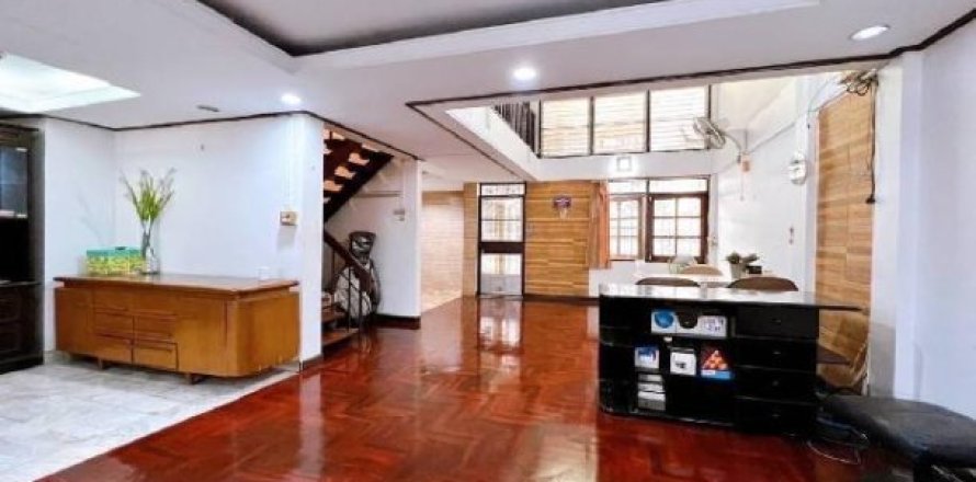 5 bedrooms Villa in Bangkok, Thailand No. 97549