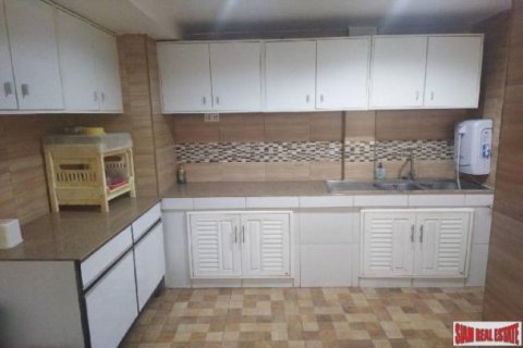 5 bedrooms Villa in Bangkok, Thailand No. 97549 12