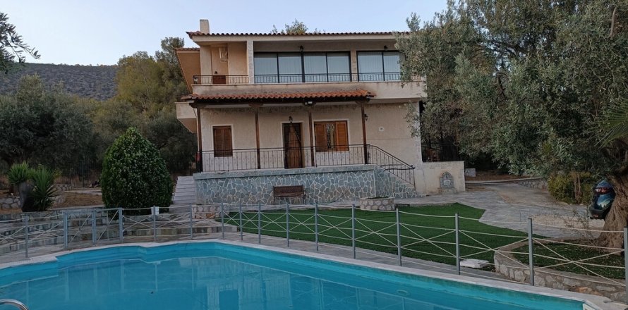 3 bedrooms House in Solygeia, Greece No. 108460
