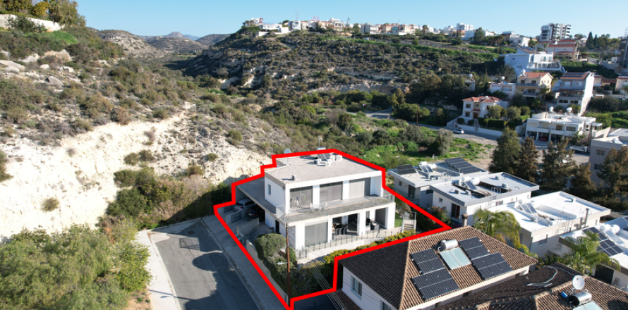 Вилла с 4 спальнями в Лимассол, Кипр №79368