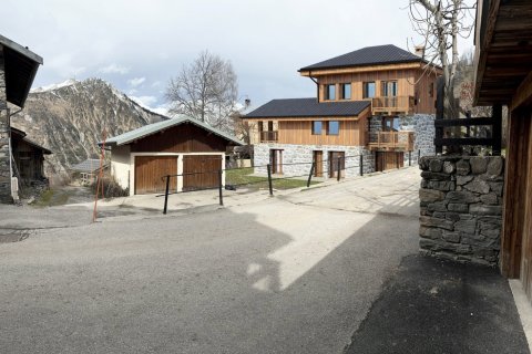 3 bedrooms House in Les Belleville, France No. 100063 4