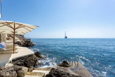 13 bedrooms Villa in Antibes, France No. 76727 16