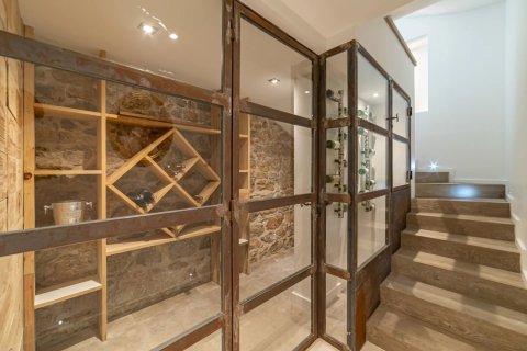 5 bedrooms Villa in Cannes, France No. 67305 12