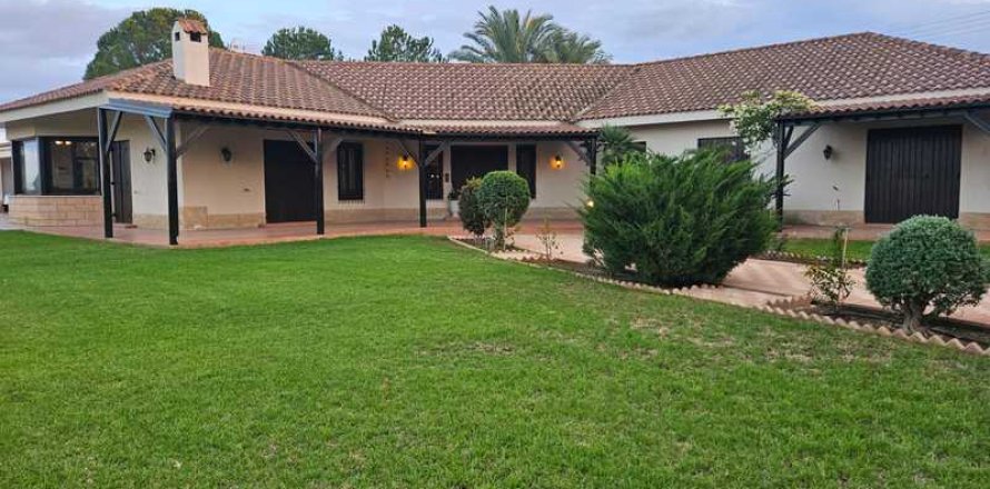 3 bedrooms House in Latsia, Cyprus No. 72800