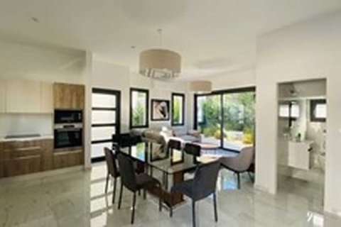 2 bedrooms House in Limassol, Cyprus No. 66592 3