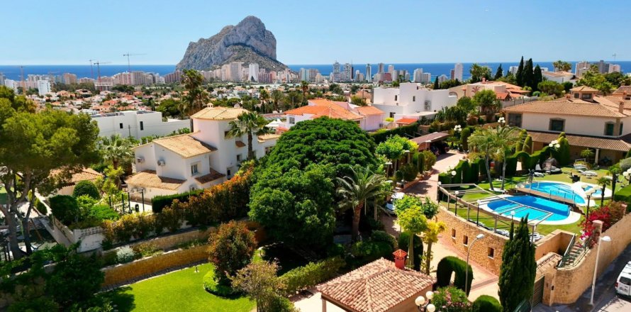 8 bedrooms Villa in Calpe, Spain No. 125439