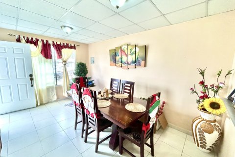 3 bedrooms House in Vista Alegre, Panama No. 117582 3