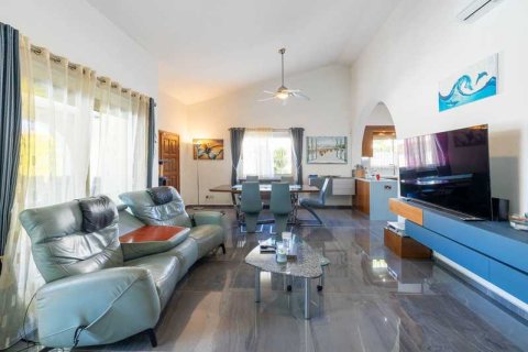 3 bedrooms House in Tala, Cyprus No. 101056 4