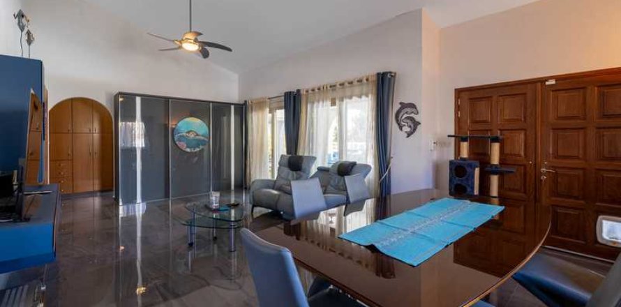 3 bedrooms House in Tala, Cyprus No. 101056