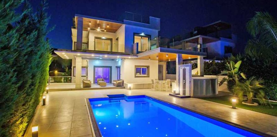 4 bedrooms Villa in Agios Tychonas, Cyprus No. 30657