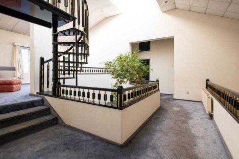 Дом с 4 спальнями в Строволос, Кипр №31113 3