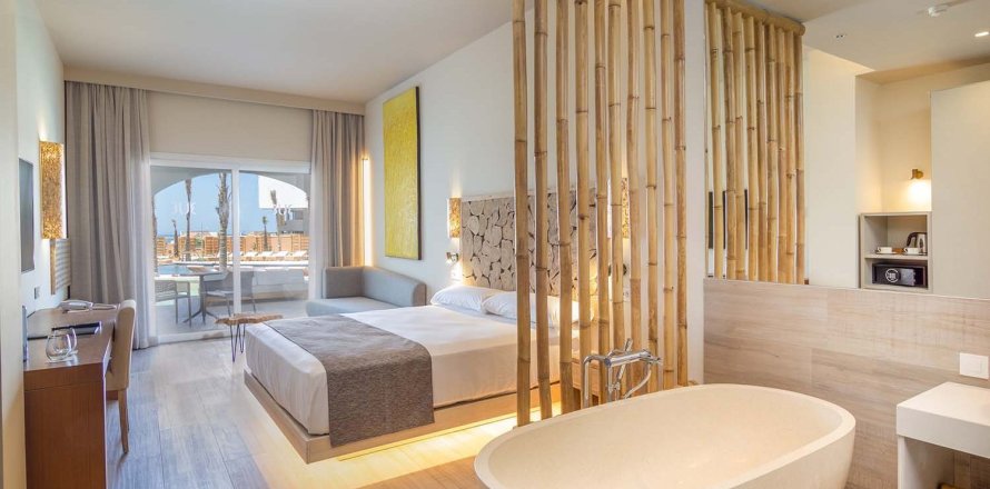 315 bedrooms Commercial property in Madrid, Spain No. 99037