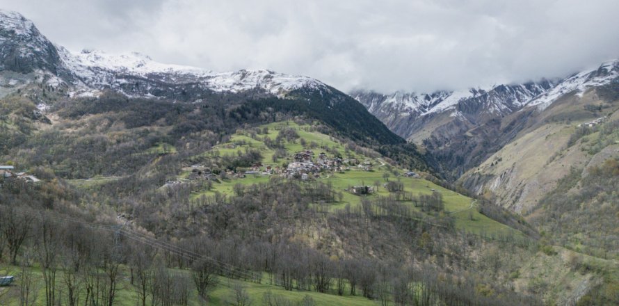 5 dormitorios House en Les Belleville, France No. 99568