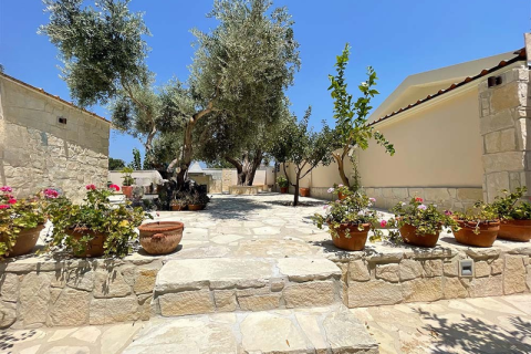 5 bedrooms Villa in Fasoula, Cyprus No. 76806 16