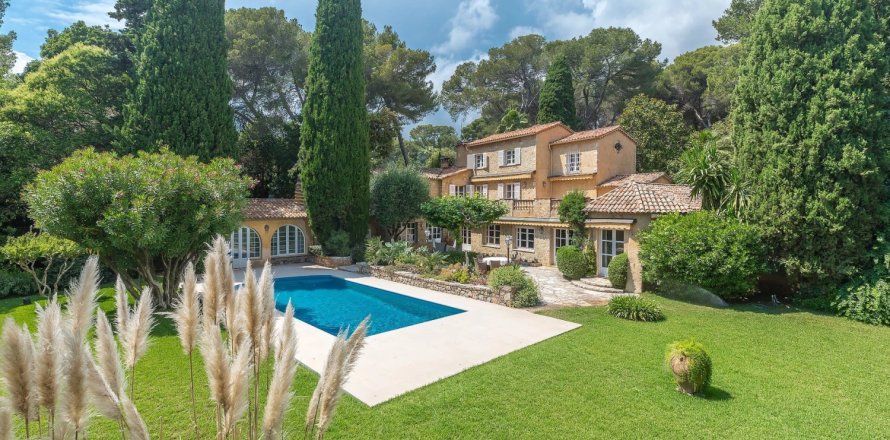 5 bedrooms Villa in Antibes, France No. 68756
