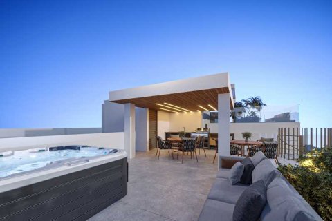 2 bedrooms Penthouse in Limassol, Cyprus No. 32465 2