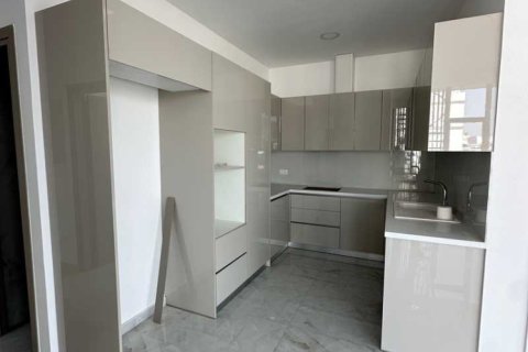 3 bedrooms Apartment in Limassol, Cyprus No. 34598 9