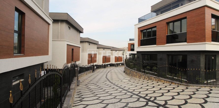 5 bedrooms Villa in Istanbul, Turkey No. 11954