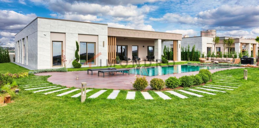 4 bedrooms Villa in Bueyuekcekmece, Turkey No. 80391