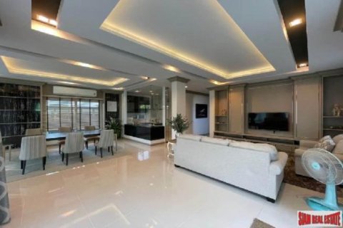 4 bedrooms House in Bang Na, Thailand No. 97060 2