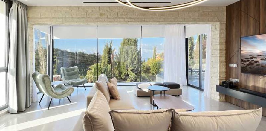 6 bedrooms Villa in Tala, Cyprus No. 100399