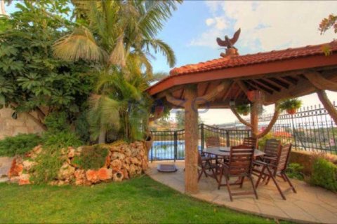 6 bedrooms House in Limassol, Cyprus No. 101035 2