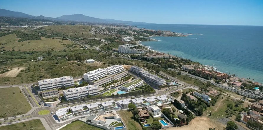 4 bedrooms Villa in Estepona, Spain No. 111347