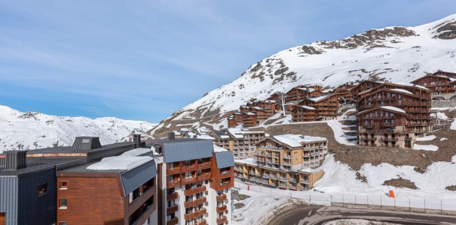 5 bedrooms Apartment in Les Belleville, France No. 100007