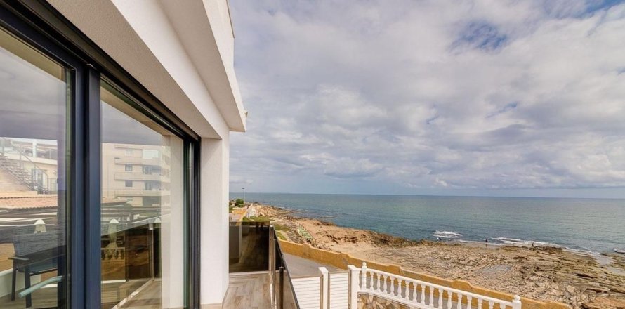 4 bedrooms Villa in Torrevieja, Spain No. 126328